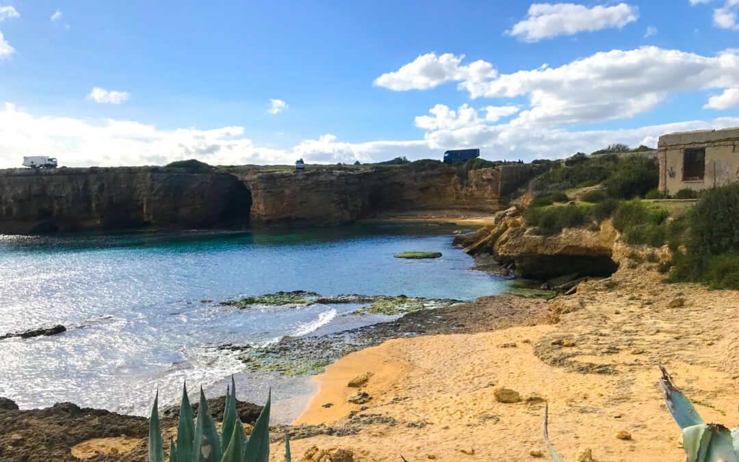 Pillirina Siracusa: Scopri la Spiaggia, la Grotta e Come Arrivare